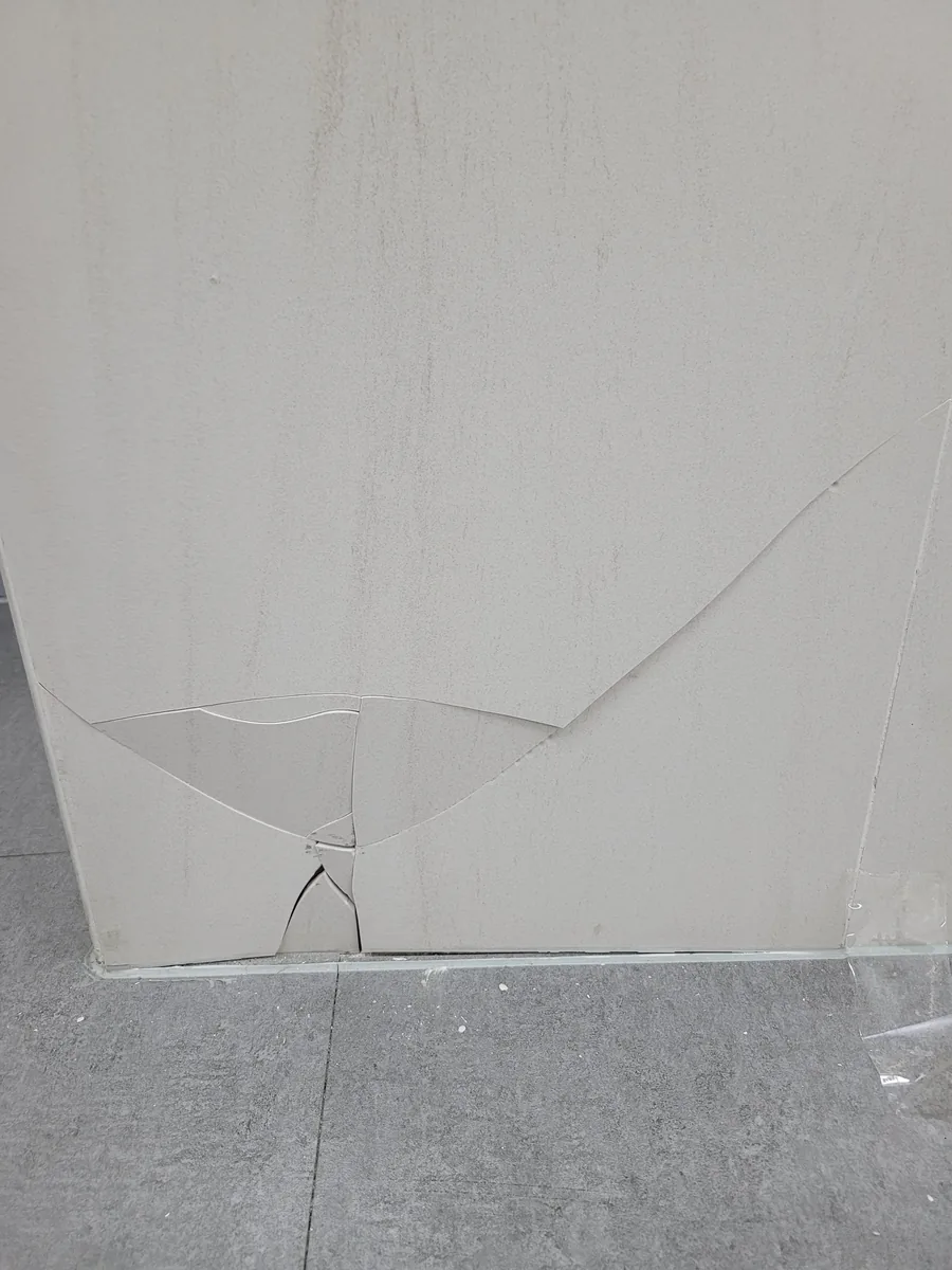 타일 부분수리 — 깨진 벽 모서리 한 장 시공 전