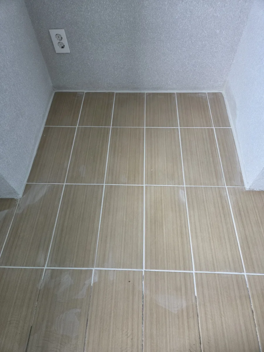베란다 바닥 타일들뜸 작업 후